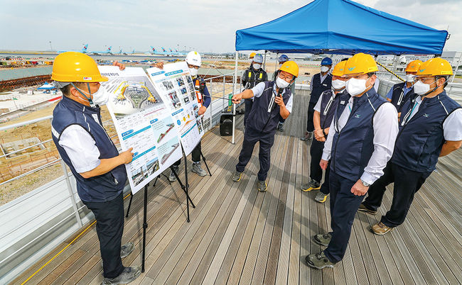 지난 8월 4일 인천국제공항공사 김경욱 사장(사진 오른쪽에서 두 번째)이 인천공항 4단계 건설현장을 방문해 4단계 건설사업 추진현황 및 혹서기 폭염 대비 현장 대응대책을 점검하고 있다.