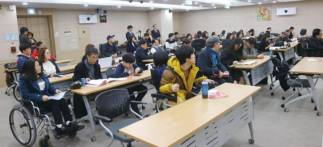 지난 2018년 2월 21일 서울 여의도 이룸센터에서 열린 ‘제1회 장애인 재택근무를 위한 세미나’ 모습(사진 상), 세미나에 참석한 중증장애인들(사진 하)
