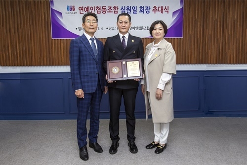 (좌로부터) 연예인협동조합 김성일 부이사장ㆍ스페이스그룹 심원일 회장ㆍ스페이스그룹 강수경 수석대표 모습