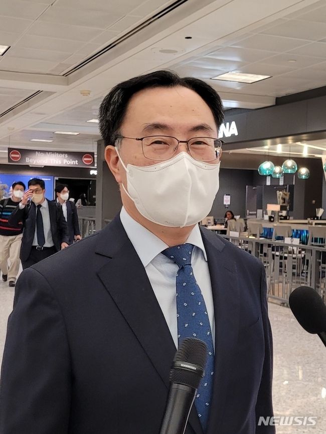 문승욱 산업통상자원부 장관이 9일(현지시간) 워싱턴 덜레스 공항으로 입국해 취재진을 응시하고 있다.(사진=뉴시스 제공)