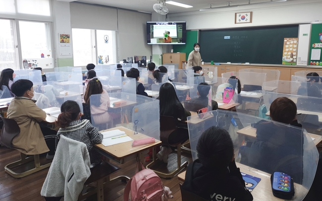 대구 수성구(구청장 김대권)는 지난 9일 황금초등학교 1학년 학생을 대상으로 비대면 재활용 인형극 프로그램을 운영했다.