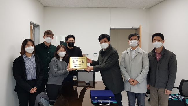 최영록 UNIST 동남권실험실창업혁신단 단장이 박서현 니온팀 대표에게 상패를 수여하고 있다