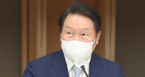 최태원 대한상공회의소 회장이 10일 오후 서울 중구 대한상의에서 열린 국세청장-상의 회장단 간담회에서 모두발언 하고 있다. 왼쪽은 김대지 국세청장.(사진=뉴시스 제공)