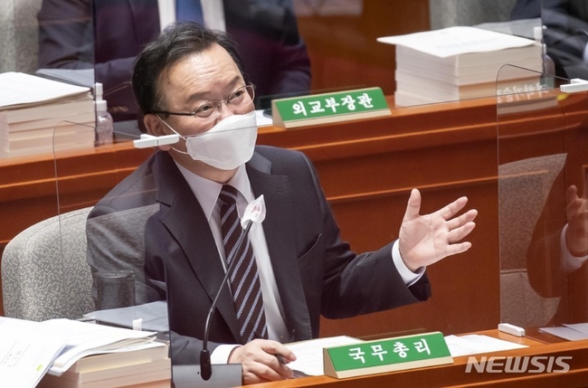 김부겸 국무총리가 지난 5일 국회에서 열린 예산결산특별위원회 전체회의에서 의원들 질의에 답하고 있다. (사진=뉴시스 제공)