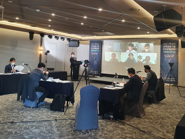 최근 부산 사하구 하단동 레이어스호텔 중연회장에서 열린 동아대 LINC+사업단 ‘2021학년도 5차년도 산학공동 기술(지식)개발과제 최종발표평가회’ 모습.