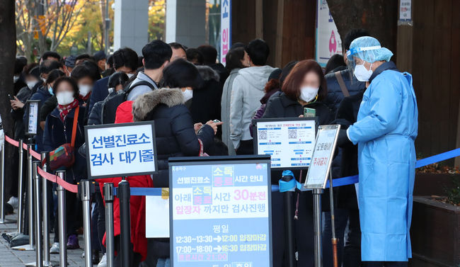 11일 오전 서울 송파구보건소 선별진료소에서 시민들이 코로나19 검사를 받기 위해 줄을 서 있다. (사진=뉴시스 제공)