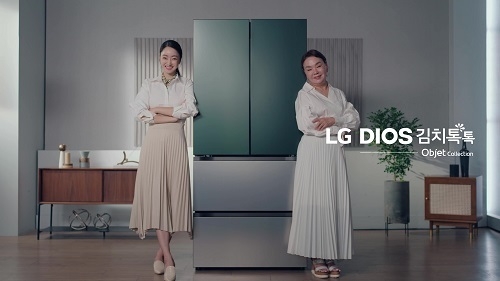 김수미(우), 서효림(좌)이 함께한 신제품 김치냉장고 ‘LG DIOS 김치톡톡 오브제컬렉션’