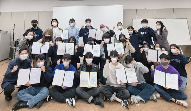 UN-CITY 부산 UCC영상 콘테스트 수상 학생들이 단체 기념촬영하고 있다.