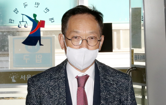 김유상 이스타항공 관리대표가 12일 오후 서울 서초구 서울회생법원에서 열린 이스타항공 회생 계획안 인가 여부를 결정하는 관계인 집회에 참석하기 위해 법정으로 들어가고 있다.(사진=뉴시스 제공)