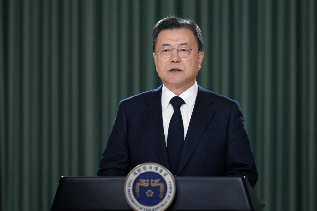 문재인 대통령이 11일 개최된 아시아태평양경제협력체 최고경영자 회의 2021(APEC CEO Summit 2021) ‘에너지의 미래’ 세션의 기조연설을 영상을 통해 전하고 있다. (사진=청와대 제공)
