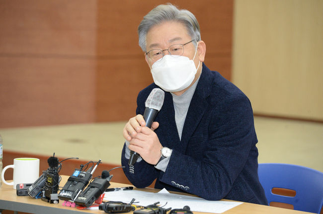 이재명 더불어민주당 대선 후보가 12일 오후 울산 시의회 3층 대회의실에서 울산 청년들과의 간담회를 가지고 있다.