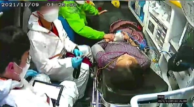 이재명 더불어민주당 대선 후보 측이 12일 김혜경씨가 낙상사고를 당한 뒤 119 구급대에 이송되는 모습이 담긴 CCTV 화면을 공개했다. 