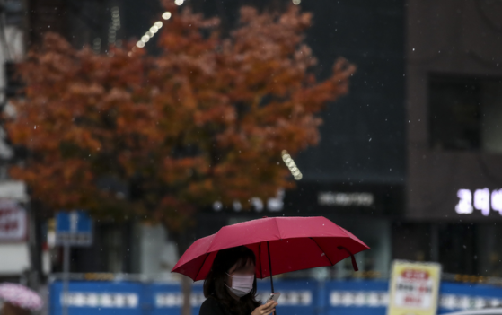 일요일인 14일은 수도권을 비롯한 중부지방에 한때 비가 올 것으로 전망된다. 이 밖의 지역은 대체로 맑은 날씨가 이어질 것으로 보인다.