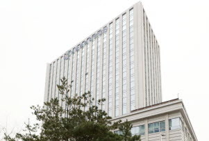 이직한 직원 문제로 경쟁사 배달대행업체 대표를 쇠파이프로 때린 혐의를 받는 배달대행업체 대표에게 1심 재판부가 징역형 집행유예를 선고했다.