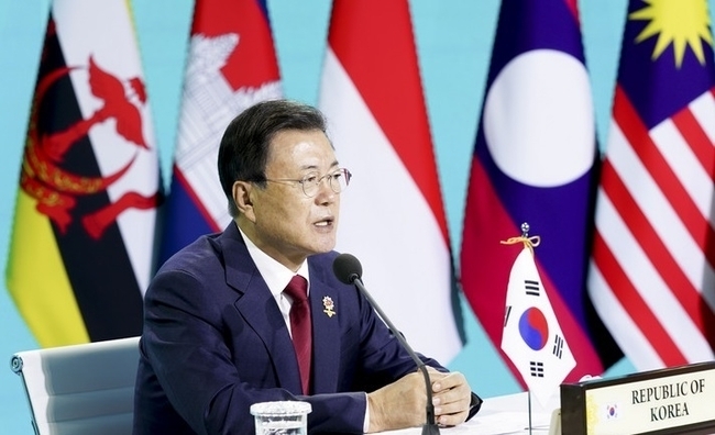 문재인 대통령이 지난달 27일 청와대 충무실에서 열린 아세안+3 화상 정상회의에서 발언하고 있다. (사진=뉴시스 제공)