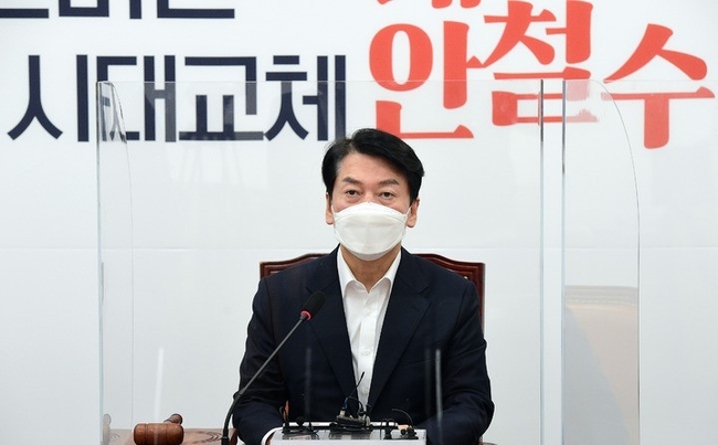 안철수 국민의당 대표가 8일 국회에서 열린 최고위원회의에서 발언을 하고 있다. (공동취재사진)