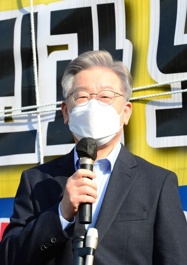  매타버스(매주 타는 민생버스)를 타고 전국순회에 나선 더불어민주당 이재명 대통령후보가 14일 오전 경남 거제시 대우조선해양 정문 앞에서 대우조선소 노조와 간담회를 가지고 있다.