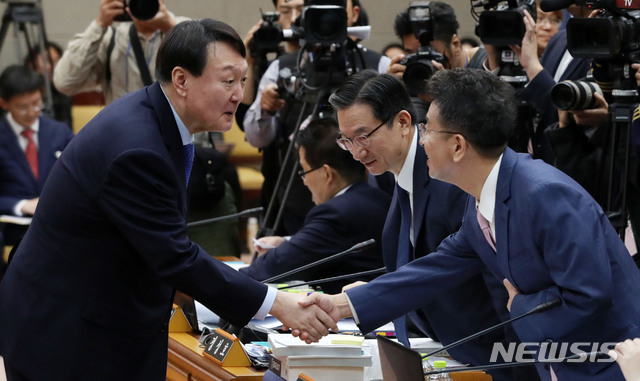 윤석열 국민의힘 대선 후보와 이철희 청와대 정무수석의 2년 전 대검찰청 국정감사 때 모습. (사진=뉴시스 제공)