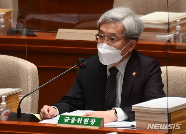 고승범 금융위원장이 지난 10일 서울 여의도 국회에서 열린 예산결산특별위원회 전체회의에서 질의에 답변하고 있다. (사진=뉴시스 제공)