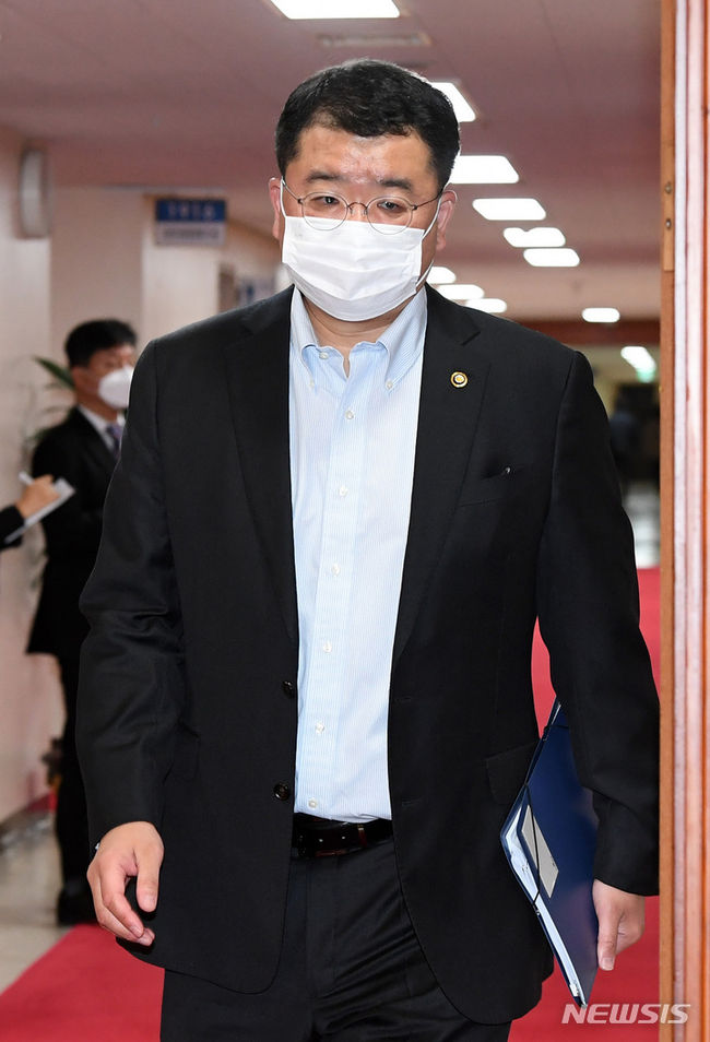 최종건 외교부 제1차관이 2일 오전 서울 종로구 정부서울청사에서 열린 제47회 국무회의에 참석하고 있다. (사진=뉴시스 제공)