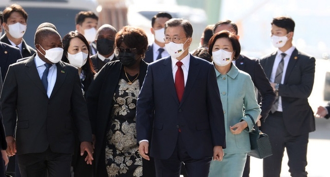 문재인 대통령과 김정숙 여사가 15일 경남 거제시 삼성중공업 거제조선소에서 열린 부유식 해양 LNG 액화 플랜트(FLNG)선 출항 명명식에 입장하고 있다. (사진=뉴시스 제공)