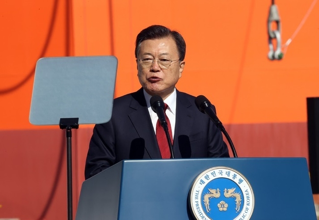 문재인 대통령이 15일 경남 거제시 삼성중공업 거제조선소에서 열린 한-모잠비크 부유식 해양 LNG 액화 플랜트(FLNG)선 출항 명명식에서 축사하고 있다. (사진=뉴시스 제공)