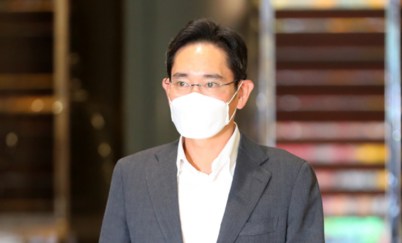 북미 지역 출장길에 나선 이재용 삼성전자 부회장이 14일 오전 서울김포비즈니스항공센터를 통해 출국하고 있다.(사진=뉴시스 제공)