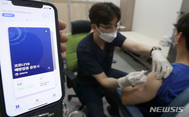 얀센 코로나백신 접종 2개월이 경과한 이들을 대상으로 한 추가접종(부스터샷)이 시작된 지난 8일 오후 서울 시내 한 위탁의료기관에서 얀센 접종자가 추가 접종을 받고 있다. (사진=뉴시스 제공)