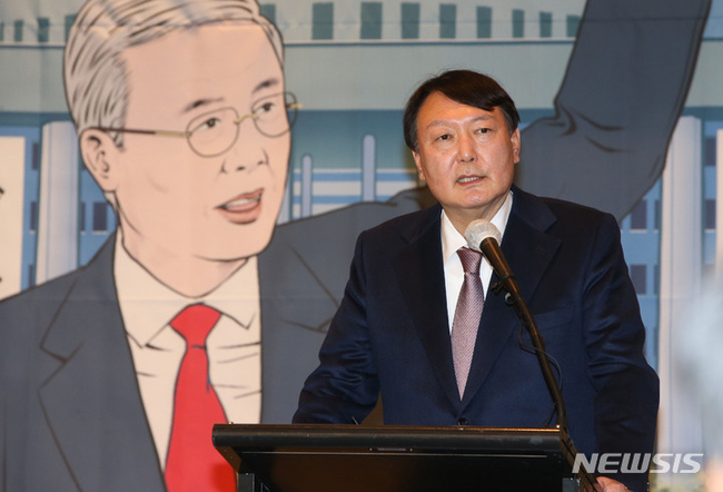 윤석열 국민의힘 대선 후보가 15일 서울 용산구 그랜드 하얏트 서울 호텔에서 열린 만화로 읽는 오늘의 인물이야기 '비상대책위원장-김종인' 출판기념회에 참석해 축사하고 있다.(사진=뉴시스 제공)