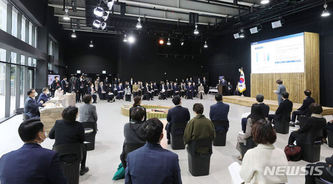 10월 18일 서울 용산구 노들섬 다목적홀에서 열린 2050 탄소중립위원회 제2차 전체회의 현장. (사진=뉴시스 제공)
