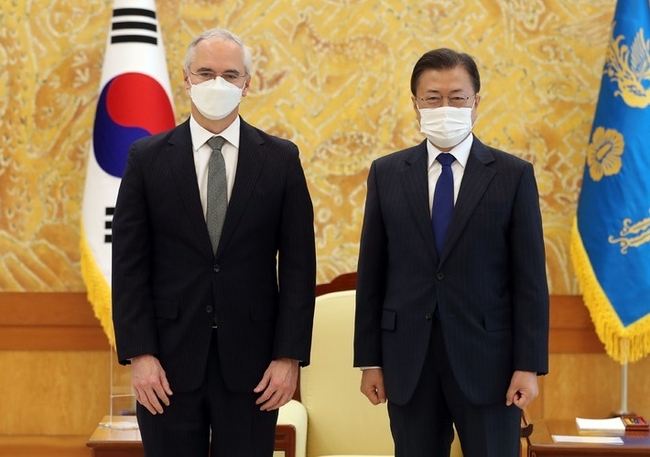 문재인 대통령이 16일 오전 청와대 본관 접견실에서 리처드 해쳇 감염병혁신연합(CEPI) 대표를 접견, 기념촬영을 하고 있다. (사진=뉴시스 제공)
