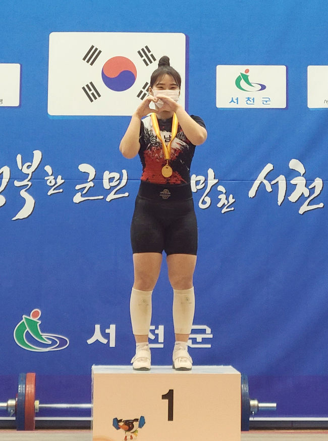 전국여자주니어 역도선수권대회 경남대 박예인 선수 수상모습.