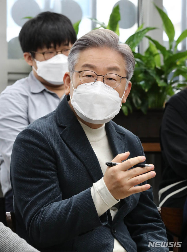 이재명 더불어민주당 대선 후보가 16일 서울 신촌 파랑고래에서 청소년-청년 기후활동가와 간담회를 하고 있다. (사진=뉴시스 제공)