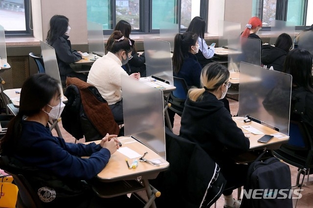 2021년도 대학수학능력시험일인 지난해 12월3일 오전 서울 중구 이화여자외국어고등학교에서 시험실에 입실한 시험 시작을 기다리고 있다. (사진=뉴시스 제공)