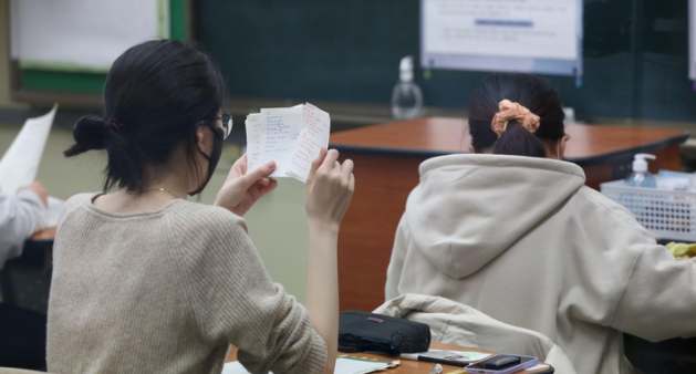 2022학년도 대학수학능력시험(수능)이 치러지는 18일 오전 서울 용산구 선린인터넷고등학교에서 수험생들이 시험준비를 하고 있다.(사진=뉴시스 제공)