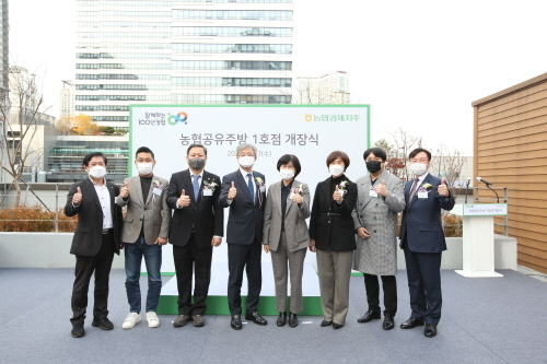 농협공유주방 1호점 개장식 기념 사진(좌측부터 박하완 하나로마트 성남유통센터 지사장, 김명수 성남시 의원, 조정식 성남시의회 부의장, 장철훈 농협경제지주 농업경제대표이사, 황미애 소상공인시장진흥공단 소상공인본부장, 서은경 성남시 의원, 김유구 위대한상사 대표, 이종욱 농협경제지주 식품사업부 부장)