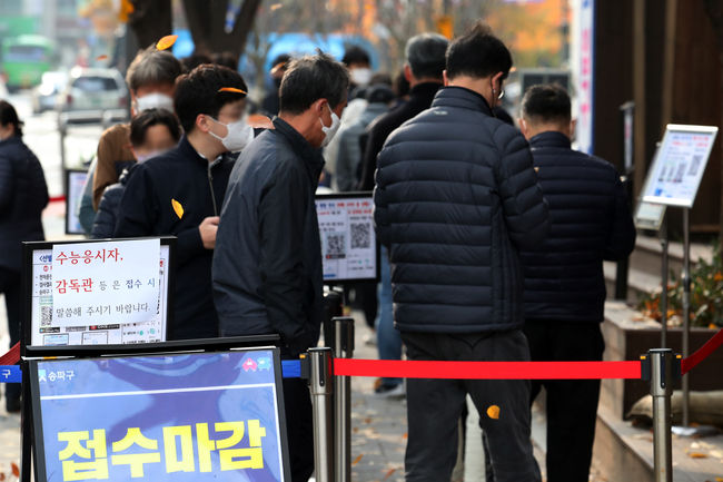 코로나19 신규 확진자가 3,292명이 발생해 코로나19 사태 발생 이후 역대 최다치를 기록한 18일 오전 서울 송파구보건소에 설치된 코로나19 선별진료소를 찾은 시민들이 검사를 받기 위해 대기하고 있다. (사진=뉴시스 제공)