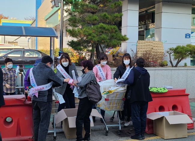 외동읍 맞춤형복지팀에서 입실리 지역5일장 등에서 복지사각지대 발굴 홍보 캠페인을 진행하는 모습