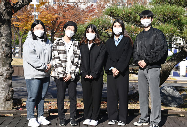 수상학생들 사진 왼쪽부터 김단, 정영수, 이윤승, 김보담, 이지승. 