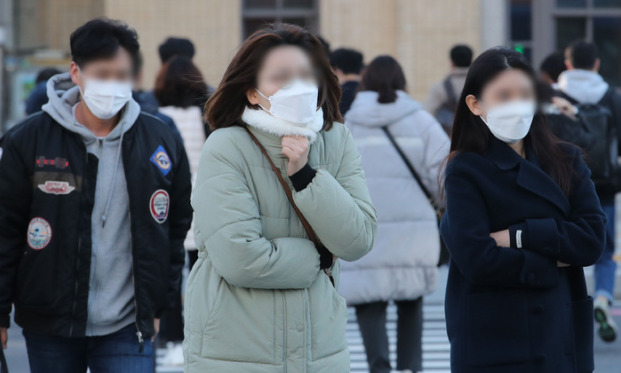 서울을 비롯한 전국 대부분 지역이 영하권 추위를 보이고 있는 지난 12일 오전 서울 종로구 광화문 네거리 인근에서 직장인들이 출근하고 있다. (사진=뉴시스 제공)