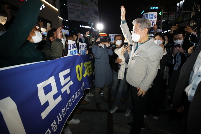 이재명 더불어민주당 대선 후보가 19일 대전 서구 갤러리아백화점 타임월드 일대에서 시민들과 인사하고 있다. (사진=뉴시스 제공)