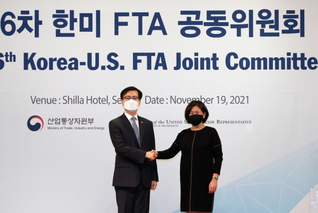 여한구 통상교섭본부장과 캐서린 타이 미국 무역대표부(USTR) 대표가 19일 오후 서울 중구 신라호텔 영빈관에서 열린 '제6차 한미 자유무역협정(FTA) 공동위원회'에서 기념촬영을 하고 있다.
