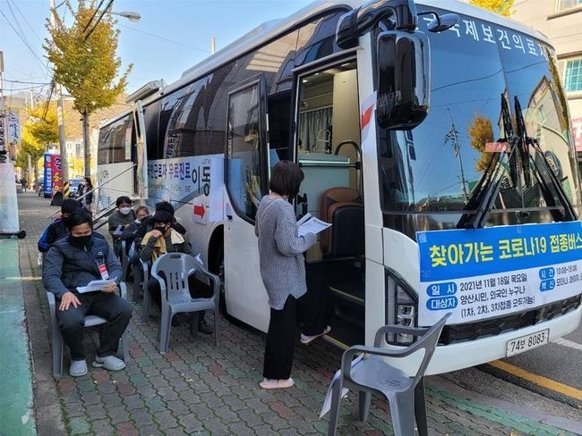 경남 양산시가 지난 19일 미등록 외국인 등 찾아가는 코로나19 접종버스를 운영하며 대규모 코로나19 접종을 실시하고 있다. (사진=양산시 제공) 