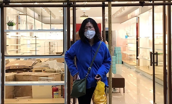 우한 코로나19 초기 상황 보도 후 징역형을 선고받은 장잔이 구금 전인 지난해 4월11일(현지시간) 중국 후베이성 우한의 한 상점 앞에서 포즈를 취하고 있다. 사진은 멜라니 왕 제공