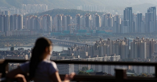 서울 남산공원에서 바라본 아파트 단지 모습.