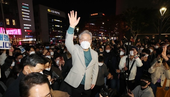  이재명 더불어민주당 대선 후보가 19일 대전 서구 갤러리아백화점 타임월드 일대에서 시민들과 인사하고 있다.