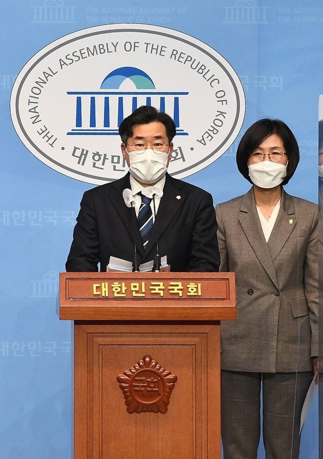  더불어민주당 박찬대, 권인숙 의원이 30일 서울 여의도 국회 소통관에서 ‘박형준 부산시장 후보 자녀 홍익대 입시 비리 의혹’ 기자회견을 하고 있다.