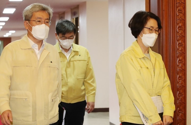 임혜숙(오른쪽) 과학기술정보통신부 장관과 고승범 금융위원장이 28일 오전 서울 종로구 정부서울청사에서 영상으로 열리는 국무회의에 참석하고 있다.