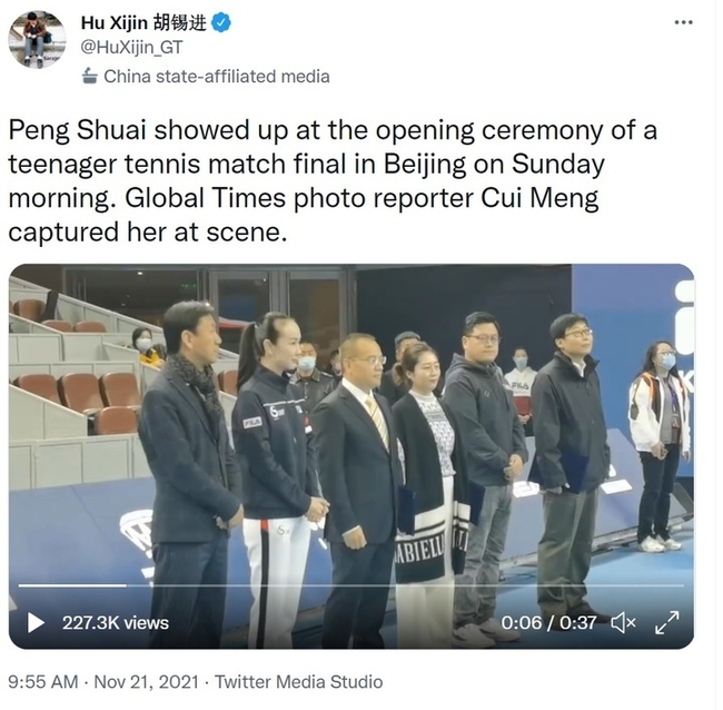 장가오리(张高丽·75) 전 중국 국무원 부총리에게 성폭행당했다고 폭로한 이후 행방이 묘연한 중국 테니스 스타 펑솨이(彭師·35)가 21일 아침 베이징에서 주니어 테니스 경기 개막식에 모습을 드러냈다고 주장하는 동영상을 중국 관영매체 환구시보(環球時報·글로벌타임스)의 후시진(胡錫進) 편집인이 트위터를 통해 공개했다. 사진은 트위터 갈무리.
