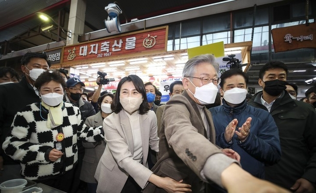 이재명 더불어민주당 대선 후보와 부인 김혜경 씨가 21일 오후 충북 청주시 육거리종합시장을 찾아 상인들에게 인사하고 있다.